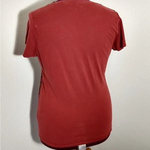 Calvin Klein Jeans Red V-neck T-shirt Large silver & black feather pattern tee - Picture 4 of 12